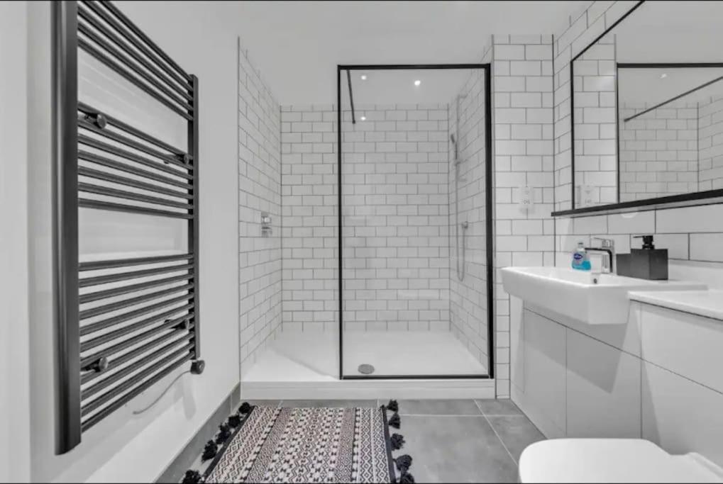 ロンドンDeluxe 1 Bed In Colindale Wembley With Freewifitvアパートメント エクステリア 写真