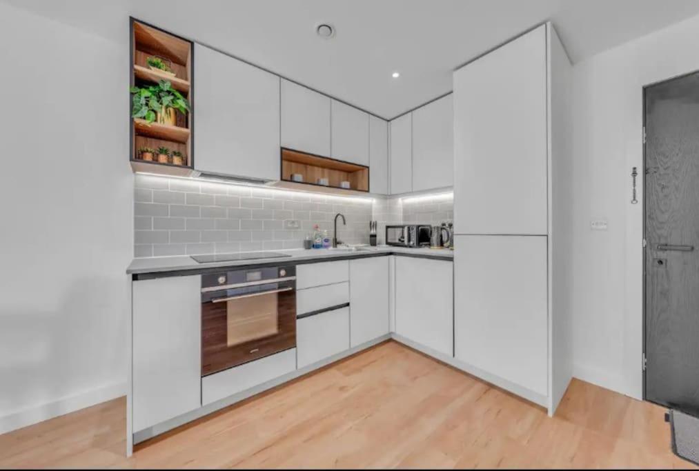 ロンドンDeluxe 1 Bed In Colindale Wembley With Freewifitvアパートメント エクステリア 写真